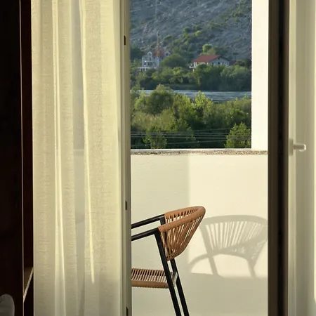 Petro And View Vau i Dejes